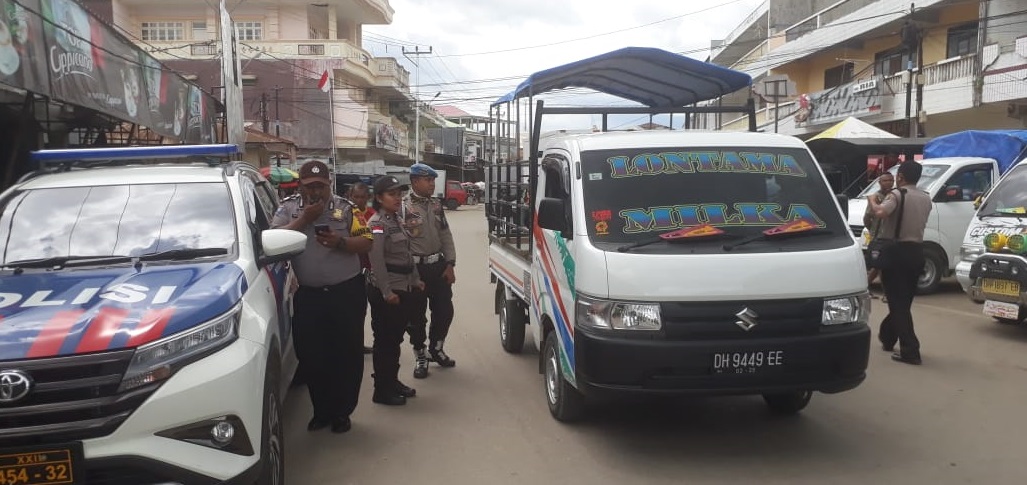 Paham Bahaya Covid-19, Anggota Polres Belu Turun ke Dua Pusat Perbelanjaan Sampaikan Imbauan Kamtibmas