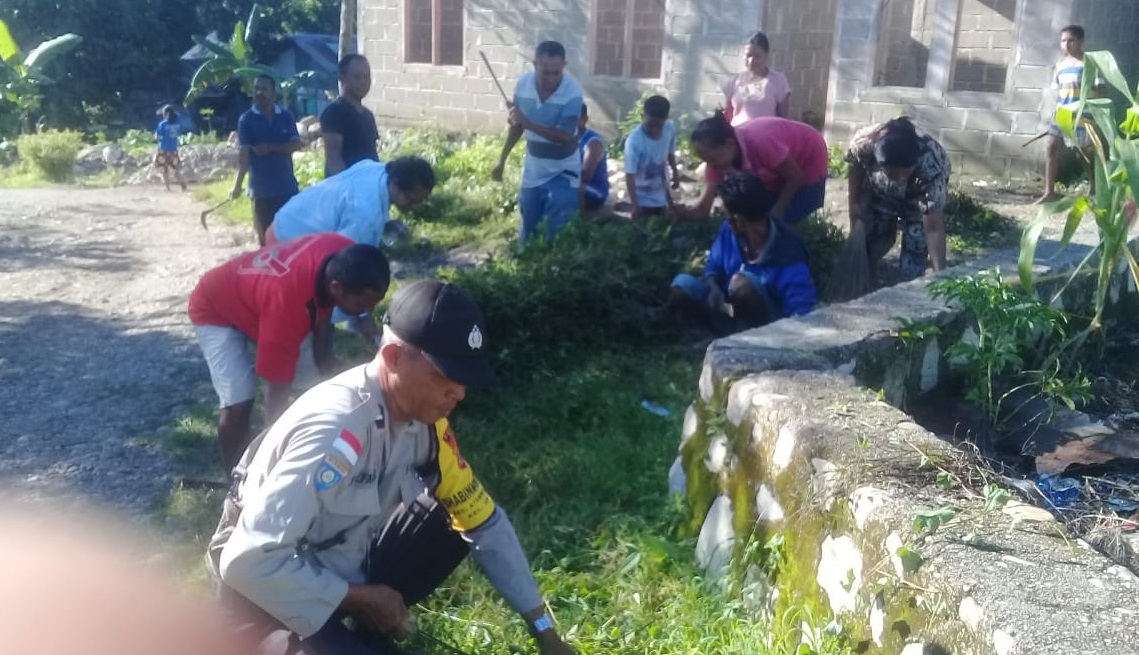 Cegah Hadirnya Corona, AIPDA Stefanus Lendu Bersama Warga Umanen Lakukan Kerja Bakti