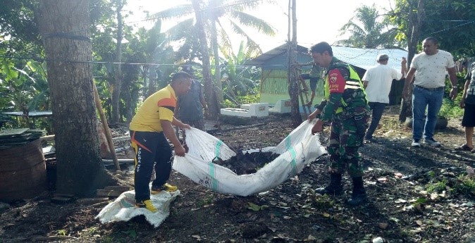 Cegah Penyebaran Virus Corona, Bhabinkamtibmas Berdao Isi Jumat Sehat dengan Bersih-bersih Lingkungan