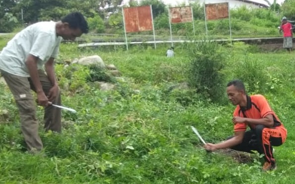 Kerja Bakti di Kantor Lurah, Bhabinkamtibmas Lidak Polres Belu Ajak Warga Jaga Kamtibmas