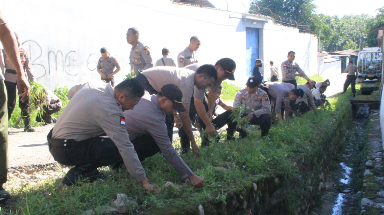 Cegah Wabah Corona dan DBD, Polres Belu Bersama Jajaran Lakukan Bersih-bersih Hingga Fogging di Rumah Warga