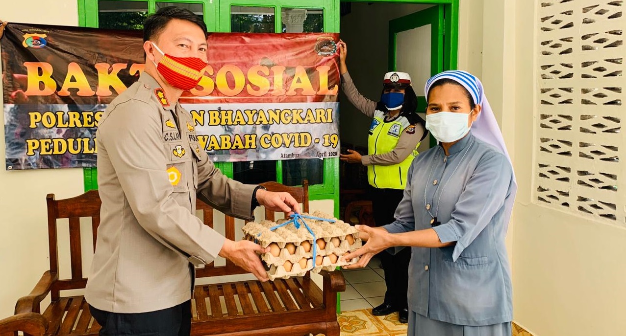 Berbagi di Tengah Wabah Covid-19, Polres Belu Salurkan Sembako dan Masker Hasil Karya Bhayangkari untuk Anak Yatim Piatu