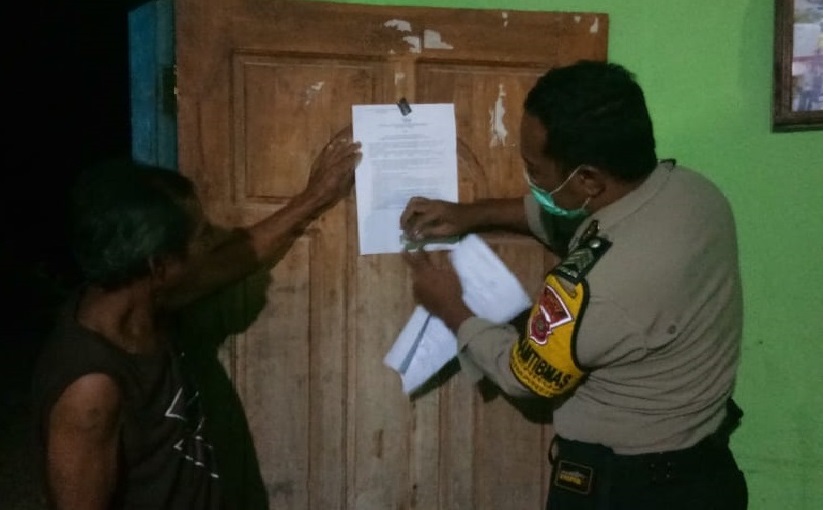 Pasang Selebaran, Polsek Raimanuk Imbau Warga Cegah Covid-19 dengan