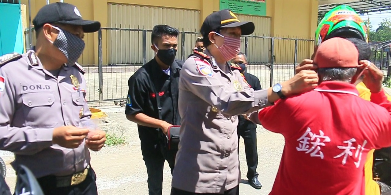 Turun ke Jalan, Sat Binmas Polres Belu Bareng Pendeta dan Jemaat Gereja Anugerah Haliren Bagi-bagi Masker untuk Warga