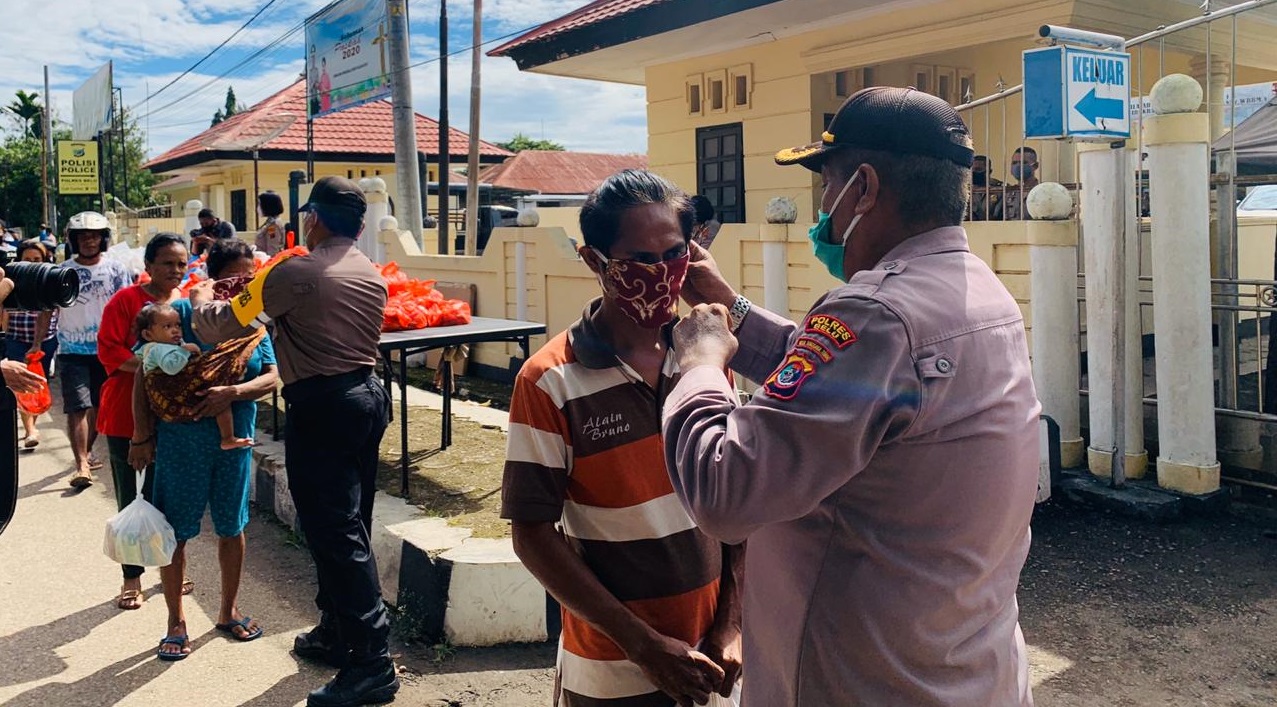 Peduli Sesama di Tengah Wabah Covid-19, Polres Belu dan Bhayangkari Bagi Sembako Hingga Masker Gratis untuk Masyarakat