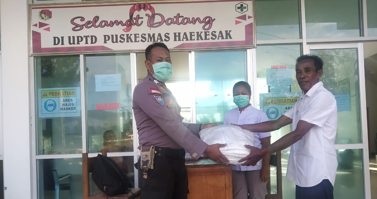 Sisihkan Gajinya, Bhabinkamtibmas Polsek Raihat Sumbang APD untuk Tenaga Medis