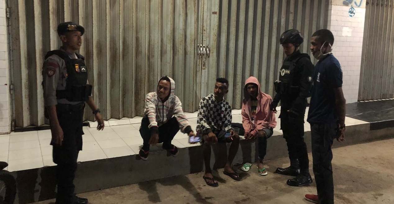 Patroli Malam, Anggota Dalmas Polres Belu Imbau Sekelompok Pemuda 